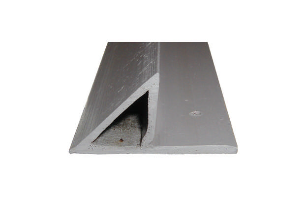 Fasliste 20x20x28x2.500 mm hul plasttrekant m/fane